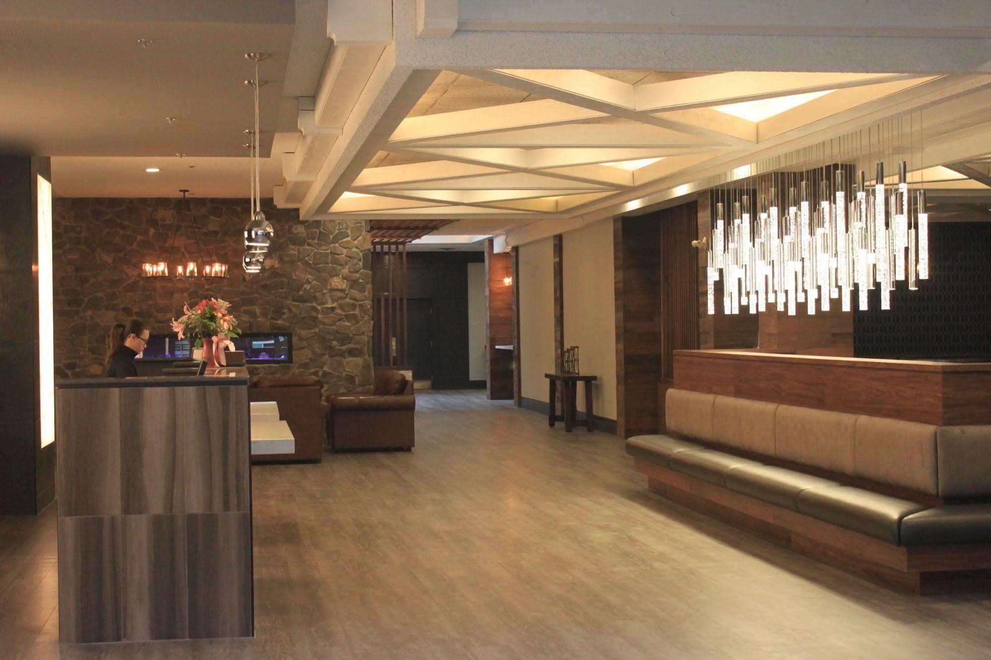 เอลค์ + อเวนิว โฮเต็ล Hotel แบมฟ์ ภายนอก รูปภาพ
